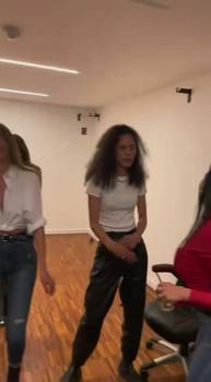 狗仔爆出视频:特奥“笑气”派对中牵头找应召女郎,与其一起狂欢
